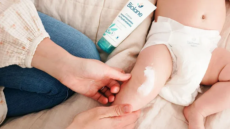 Bebek cildi, yetişkin cildine göre çok daha hassas, ince ve savunmasızdır. Özellikle ilk 6 ayda cilt bakımı, hem bebeğin konforu hem de sağlığı açısından büyük önem taşır. Bu yazımızda, yeni doğan bebeklerin cilt yapısını tanıyacak, doğru ürün seçiminden günlük rutinlere kadar dikkat edilmesi gereken tüm detayları bulacaksınız.
