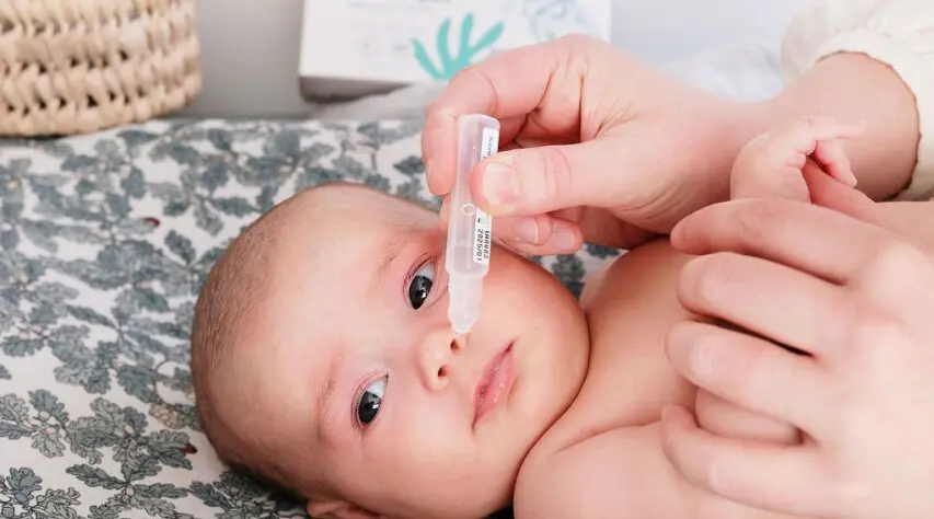 Bebeklerde burun tıkanıklığı , hem bebeklerin rahat nefes almasını engelleyen hem de ebeveynlerin uykusuz geceler geçirmesine neden olan yaygın bir sağlık sorunudur. Yeni doğan bebeklerin burun kanalları oldukça dardır ve bağışıklık sistemleri gelişme aşamasında olduğu için en küçük bir enfeksiyon ya da çevresel etken bile burun tıkanıklığına yol açabilir. Bu durum, özellikle emzirme sırasında ve uyurken bebeğin huzursuz olmasına, beslenme güçlüğüne ve hatta uyku bozukluklarına neden olabilir.