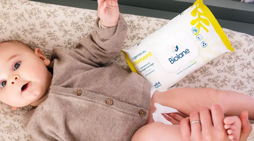 Bebeklerin cildi yetişkinlere göre çok daha ince ve hassastır. Bu nedenle, hemen hemen her bebek hayatının bir döneminde pişik sorunuyla karşılaşır. Ancak bazen pişik, sadece kızarıklık olarak değil, küçük kırmızı kabarcıklar veya sivilce benzeri noktalar şeklinde kendini gösterebilir. Ebeveynler için endişe verici olan bu durum, aslında doğru bakım ve ürünlerle kısa sürede kontrol altına alınabilir.

Bu yazımızda, bebeklerde sivilceli pişiğin nedenlerini ve bu süreci nasıl yönetebileceğinizi adım adım inceleyeceğiz.