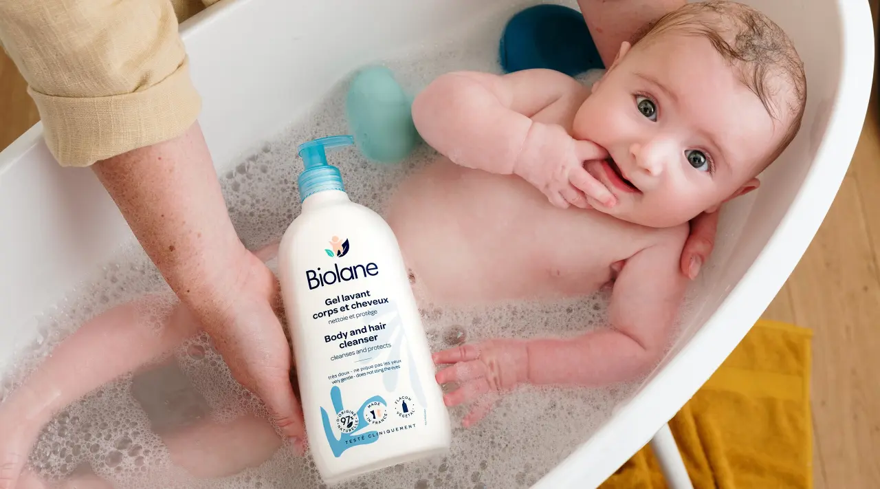 Bebeğinizi kucağınıza aldığınız ilk andan itibaren onun sağlığı ve konforu sizin için en önemli öncelik haline gelir. Bu yeni yolculukta ebeveynleri en çok endişelendiren rutinlerin başında ise şüphesiz banyo saati gelir. Bebeğinizi yıkamak sadece bir temizlik işlemi değil; onunla ten tene temas kurduğunuz, güven bağını güçlendirdiğiniz ve onu rahatlatarak uykuya hazırladığınız özel bir ritüeldir. Biolane olarak, uzmanlığımızla bu süreci sizin için kolaylaştırmak ve bebeğinizin hassas cildini korumak için buradayız. Bu rehberde, aklınıza takılan tüm soruların cevaplarını en detaylı şekilde bulacaksınız.