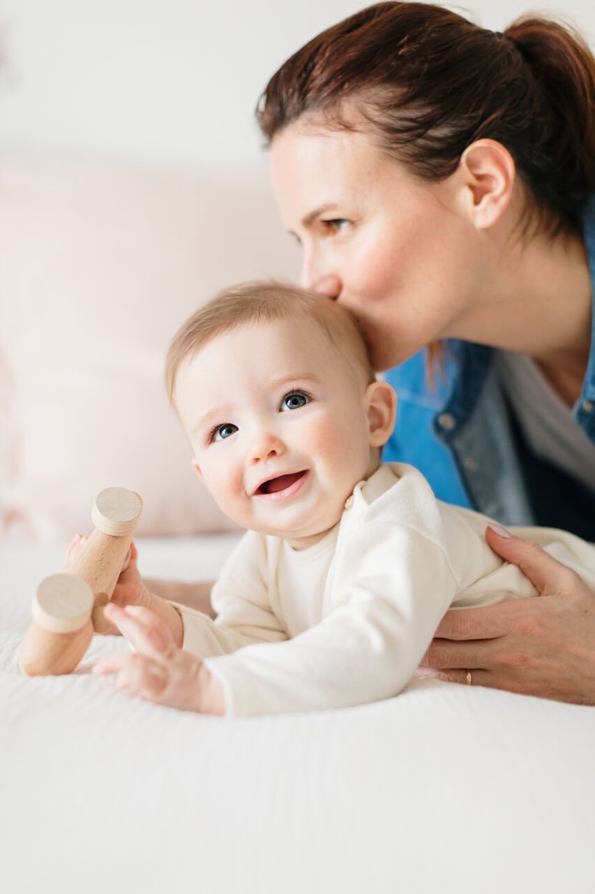 Dünya Kadınlar Günü’nde Anneleri Kutlamak: Annelik ve Kadın Gücüne Bir Saygı
Dünya Kadınlar Günü, kadınların toplumdaki rolünü, başarılarını ve verdikleri mücadeleyi hatırlamak için önemli bir gündür. 8 Mart’ta kutlanan bu özel gün, aynı zamanda hayatımızdaki en güçlü figürlerden biri olan anneleri takdir etmek için de güzel bir fırsat sunar.

Anne olmak yalnızca bir rol değil; sevgi, sabır ve büyük bir özveri gerektiren bir yolculuktur. Çocukların büyümesi, gelişmesi ve hayata hazırlanmasında annelerin emeği çok büyüktür. Bu nedenle Dünya Kadınlar Günü, annelerin verdiği emeği hatırlamak ve onlara teşekkür etmek için anlamlı bir zamandır.