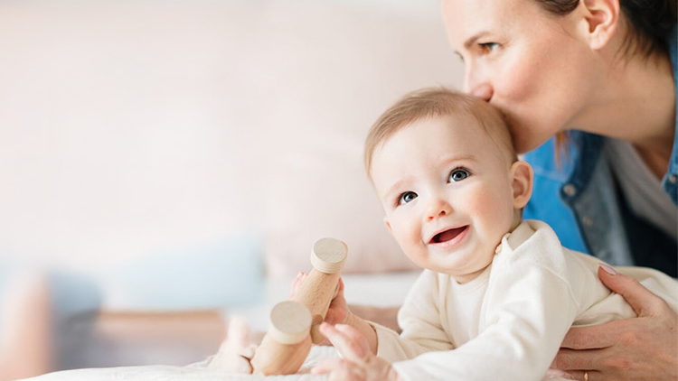 Dünya Kadınlar Günü’nde Anneleri Kutlamak: Annelik ve Kadın Gücüne Bir Saygı
Dünya Kadınlar Günü, kadınların toplumdaki rolünü, başarılarını ve verdikleri mücadeleyi hatırlamak için önemli bir gündür. 8 Mart’ta kutlanan bu özel gün, aynı zamanda hayatımızdaki en güçlü figürlerden biri olan anneleri takdir etmek için de güzel bir fırsat sunar.

Anne olmak yalnızca bir rol değil; sevgi, sabır ve büyük bir özveri gerektiren bir yolculuktur. Çocukların büyümesi, gelişmesi ve hayata hazırlanmasında annelerin emeği çok büyüktür. Bu nedenle Dünya Kadınlar Günü, annelerin verdiği emeği hatırlamak ve onlara teşekkür etmek için anlamlı bir zamandır.