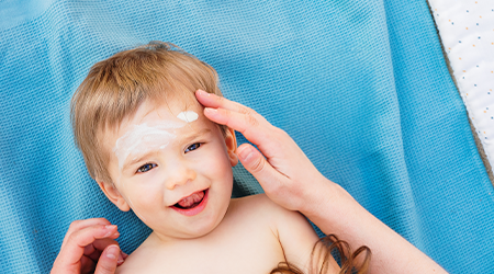 Bebeklerde güneş kremi kullanımı, özellikle yaz aylarında ebeveynlerin en çok merak ettiği konuların başında gelir. Bebek cildi yetişkinlere göre çok daha hassas olduğu için güneş ışınlarına karşı korunması büyük önem taşır. Bu nedenle pek çok anne baba bebeklerde güneş kremi kullanılmalı mı, bebeklerde güneş kremi kaç aylıkken başlanır ve bebeklerde güneş kremi kullanmak güvenli mi gibi soruların yanıtını araştırır. Doğru ürün seçimi ve doğru uygulama yöntemi sayesinde bebeklerin cildi zararlı UV ışınlarına karşı korunabilir.
