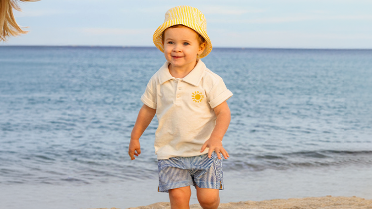 Güneşli günlerin vazgeçilmezi olan güneş koruyucular, cilt sağlığını korumanın en temel adımlarından biridir. Özellikle hassas ciltler ve bebekler için doğru ürün seçimi çok daha kritik hale gelir. Bu noktada en sık karşılaşılan kavramlardan biri ise SPF’tir.